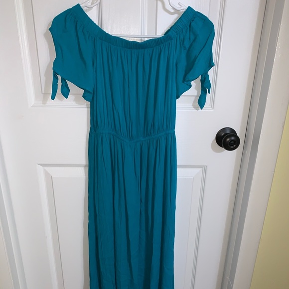 NWOT Off the Shoulders Dress - Picture 1 of 1
